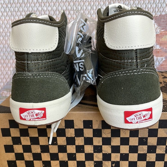 Vans Men’s The Lizzie
Quilted Grape Leaf
VN0A4BX150K
Sneakers - Picture 14 of 16